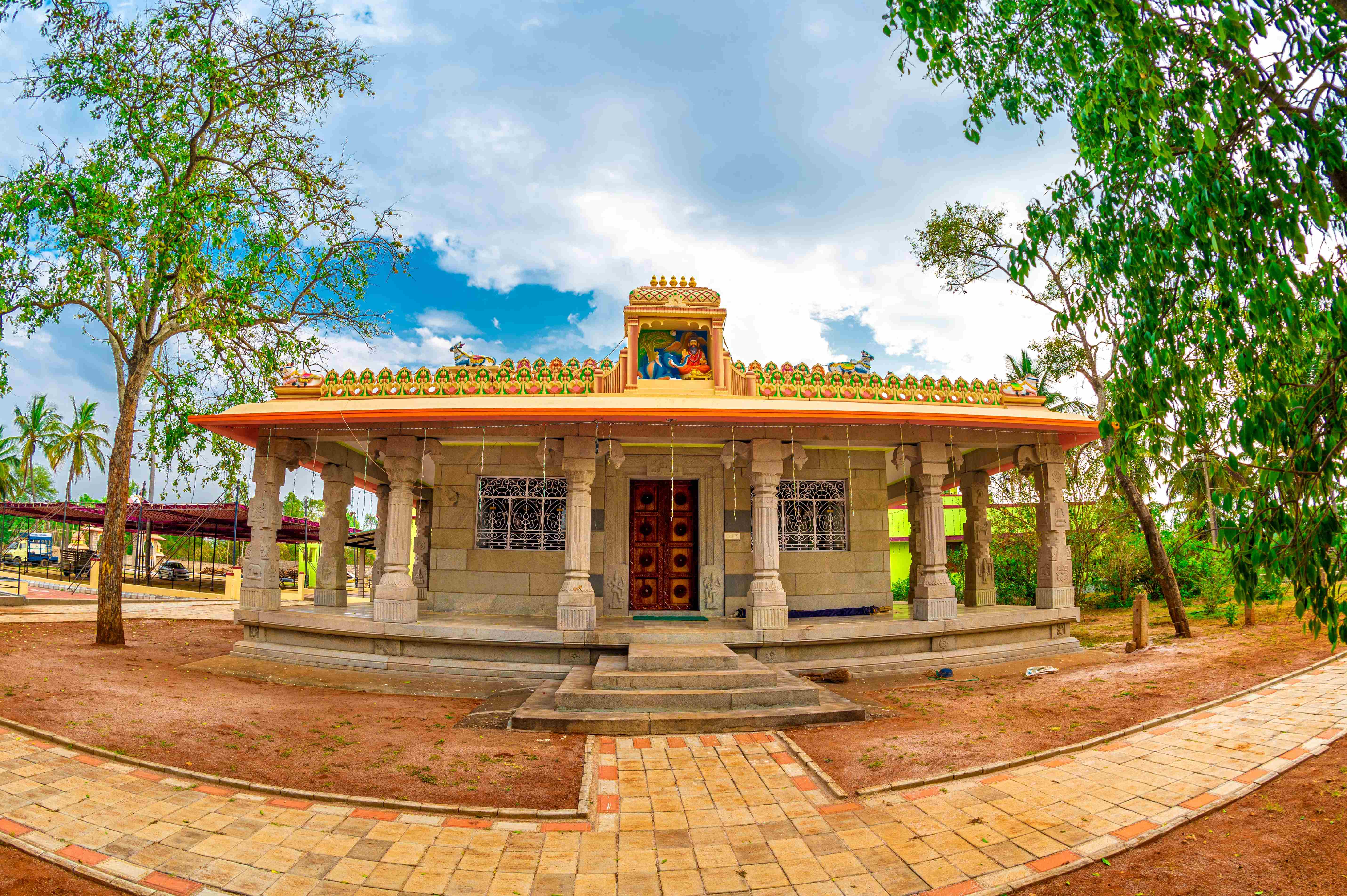 ಜೀರ್ಣೋದ್ಧಾರಗೊಂಡ ಗದ್ದುಗೆ